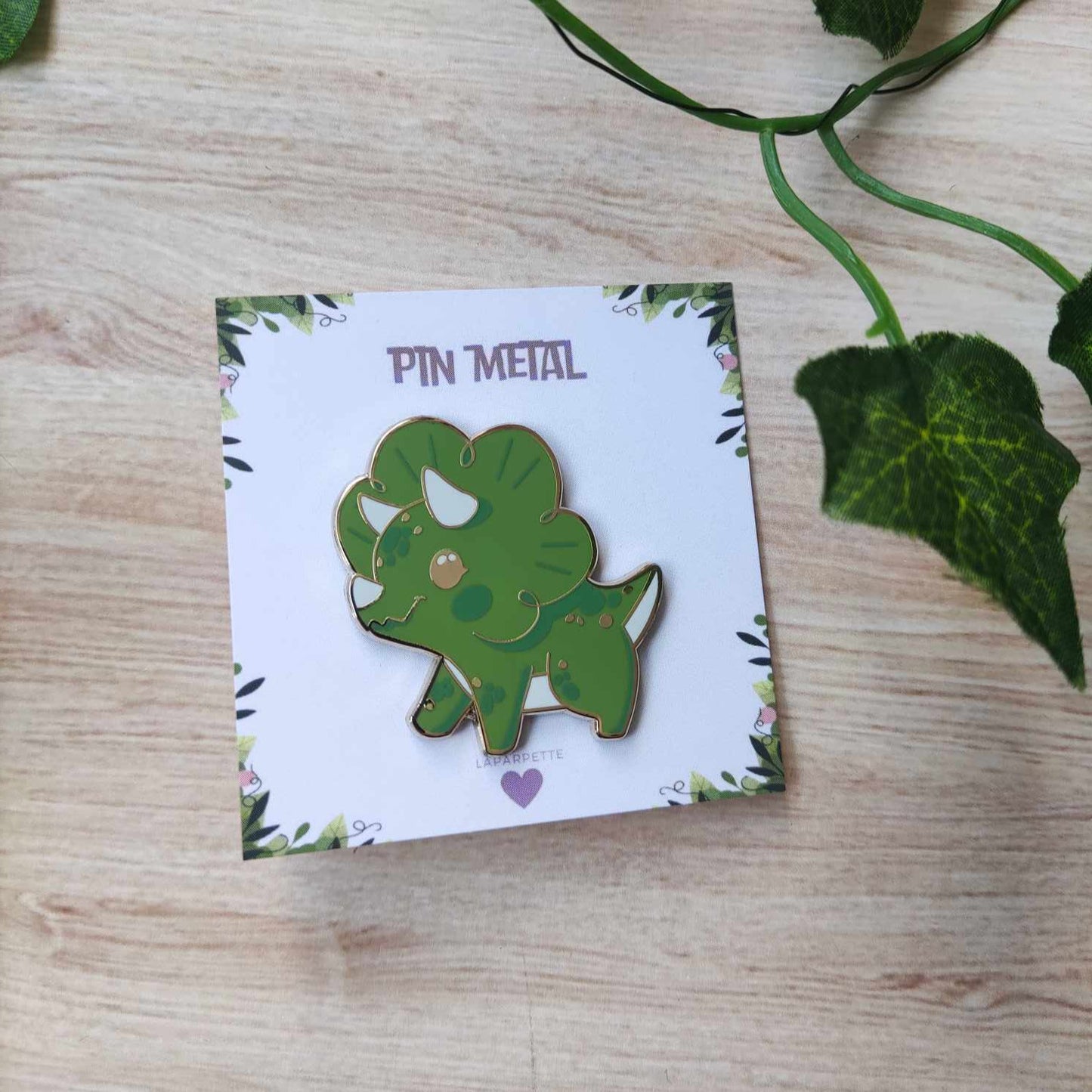 Pins metal dur Tracia le triceratops petit dinosaure mignon vert grade A