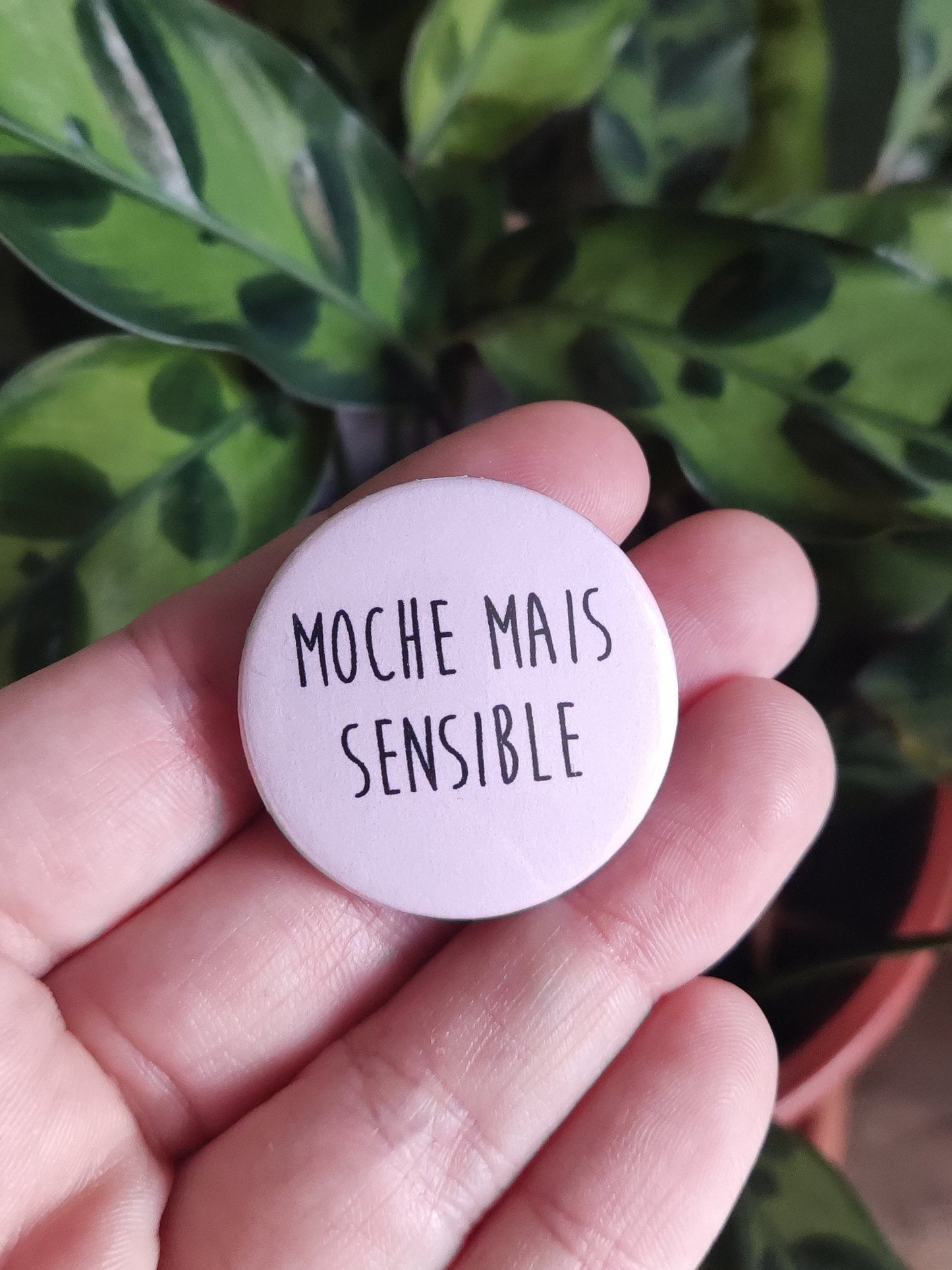 Badges rose Moche mais sensible badge humoristique pins drôle humour décalé