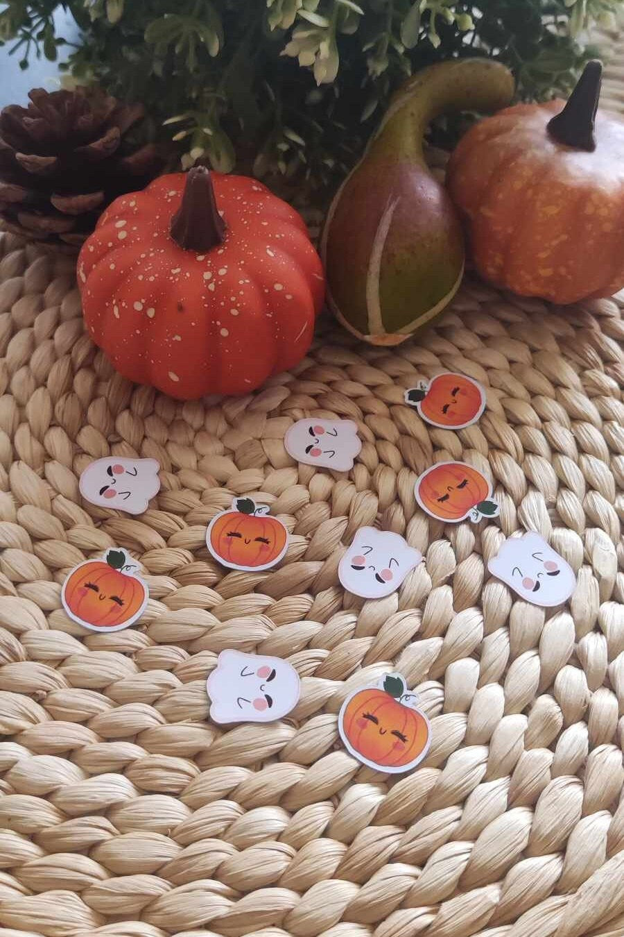 Confettis de stickers fantômes et citrouilles par 10 / mini stickers/ sticker mignons/ stickers bujo / stickers Halloween