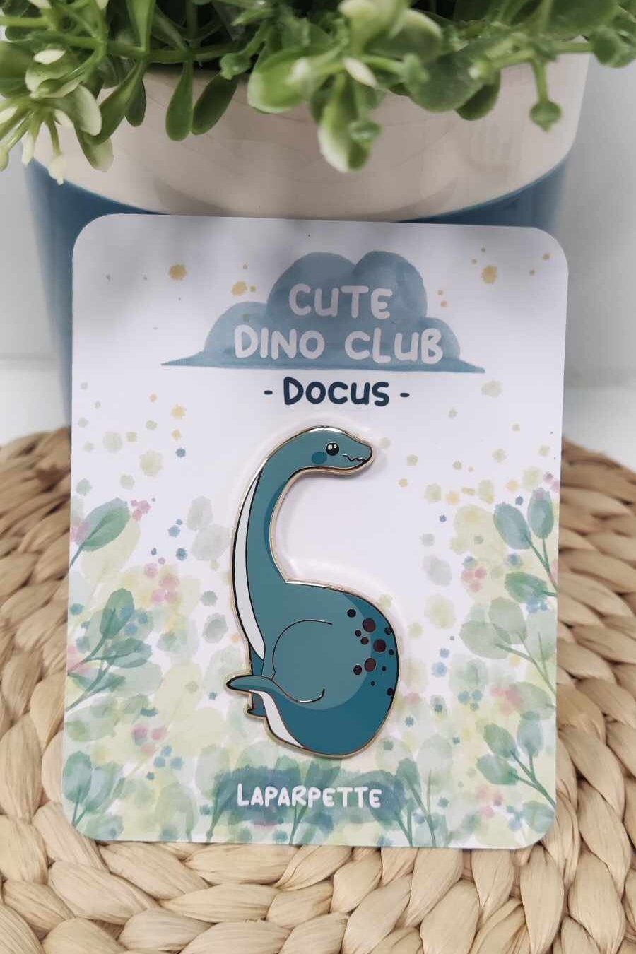 Pins metal dur Docus le diplodocus petit dinosaure mignon grade A