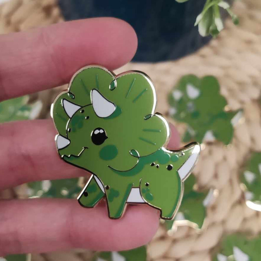 Pins metal dur Tracia le triceratops petit dinosaure mignon vert grade B (petits défauts visibles sous certains angles)