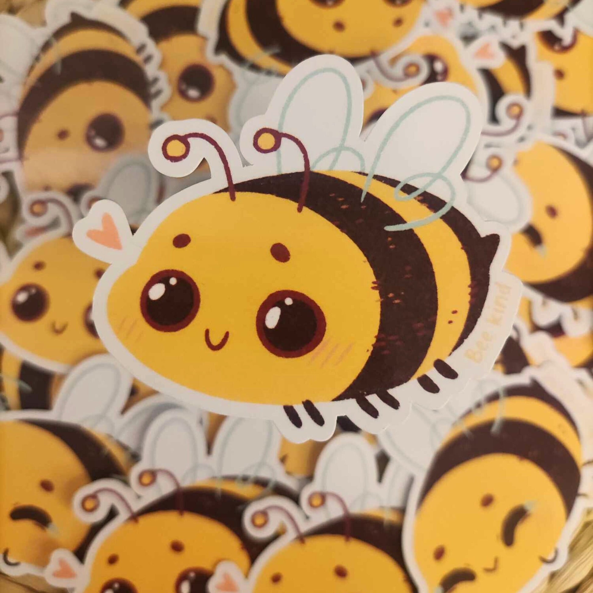 Sticker "bee kind" abeille mignonne