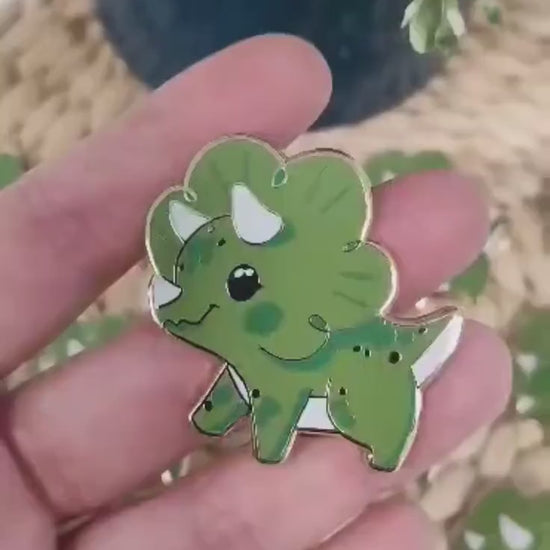 Pins metal dur Tracia le triceratops petit dinosaure mignon vert grade B (petits défauts visibles sous certains angles)