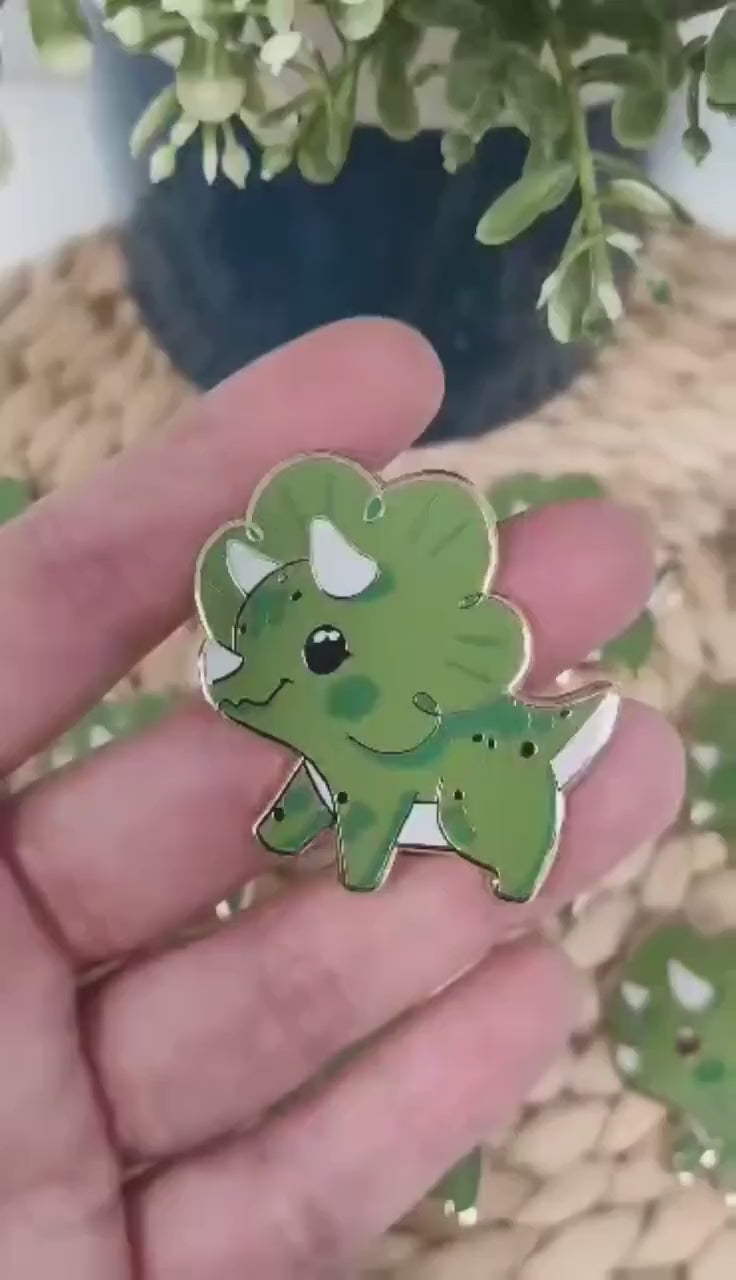 Pins metal dur Tracia le triceratops petit dinosaure mignon vert grade B (petits défauts visibles sous certains angles)